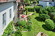 Der Garten direkt am Haus läd zum verweilen ein.